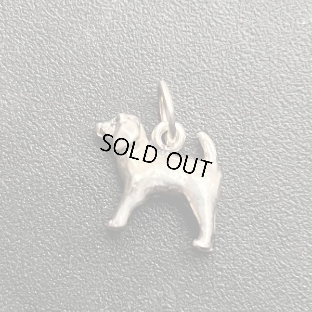 画像2: 英国 シルバーチャーム 「好奇心いっぱいの小さな探検家」ビーグル犬 ヴィンテージチャーム (2)