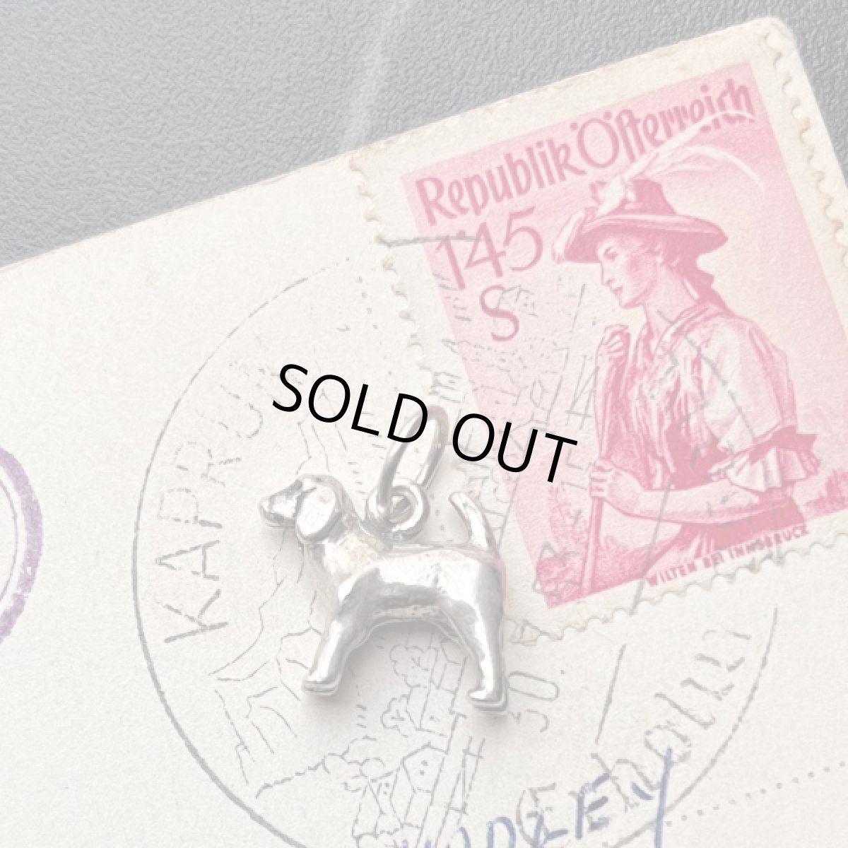 画像1: 英国 シルバーチャーム 「好奇心いっぱいの小さな探検家」ビーグル犬 ヴィンテージチャーム (1)