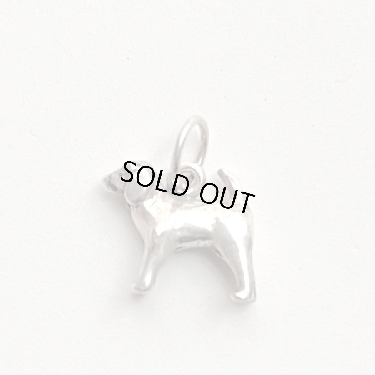 画像4: 英国 シルバーチャーム 「好奇心いっぱいの小さな探検家」ビーグル犬 ヴィンテージチャーム (4)