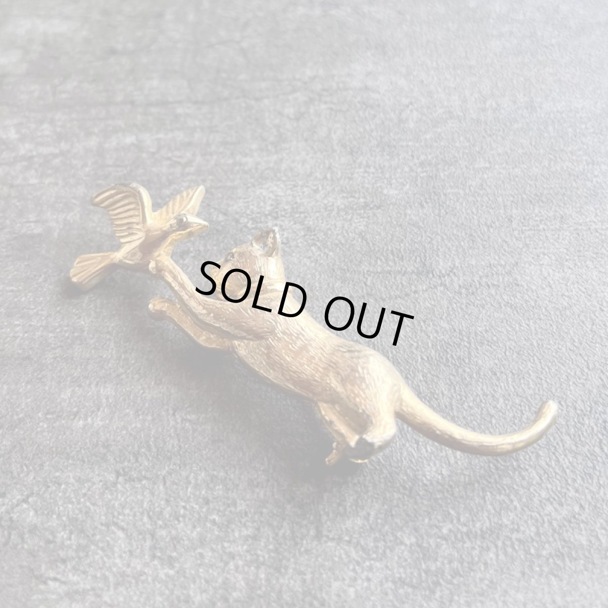 画像2: 【アウトレット】アメリカ 『そっと触れる、やさしい時間』猫と鳥アンティークブローチ CAT Brooch  (2)