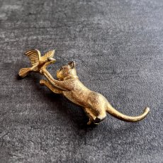 画像2: 【アウトレット】アメリカ 『そっと触れる、やさしい時間』猫と鳥アンティークブローチ CAT Brooch  (2)