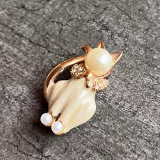 画像2: アメリカ パール猫ブローチ 夢見るミルクティーキャット CAT Brooch アンティークブローチ (2)