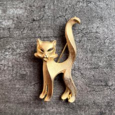 画像2: アメリカ しっぽ猫ブローチ ねこ キャットアクセサリー CAT Brooch アンティークブローチ ゴールドトーン (2)