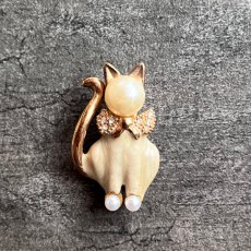 画像1: アメリカ パール猫ブローチ 夢見るミルクティーキャット CAT Brooch アンティークブローチ (1)