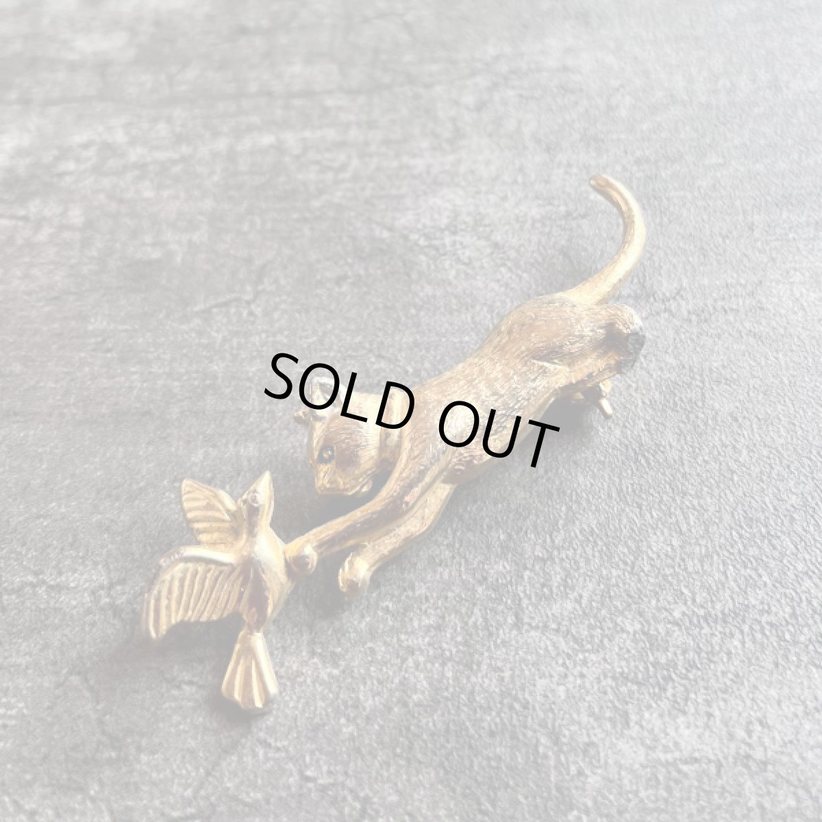 画像4: 【アウトレット】アメリカ 『そっと触れる、やさしい時間』猫と鳥アンティークブローチ CAT Brooch  (4)