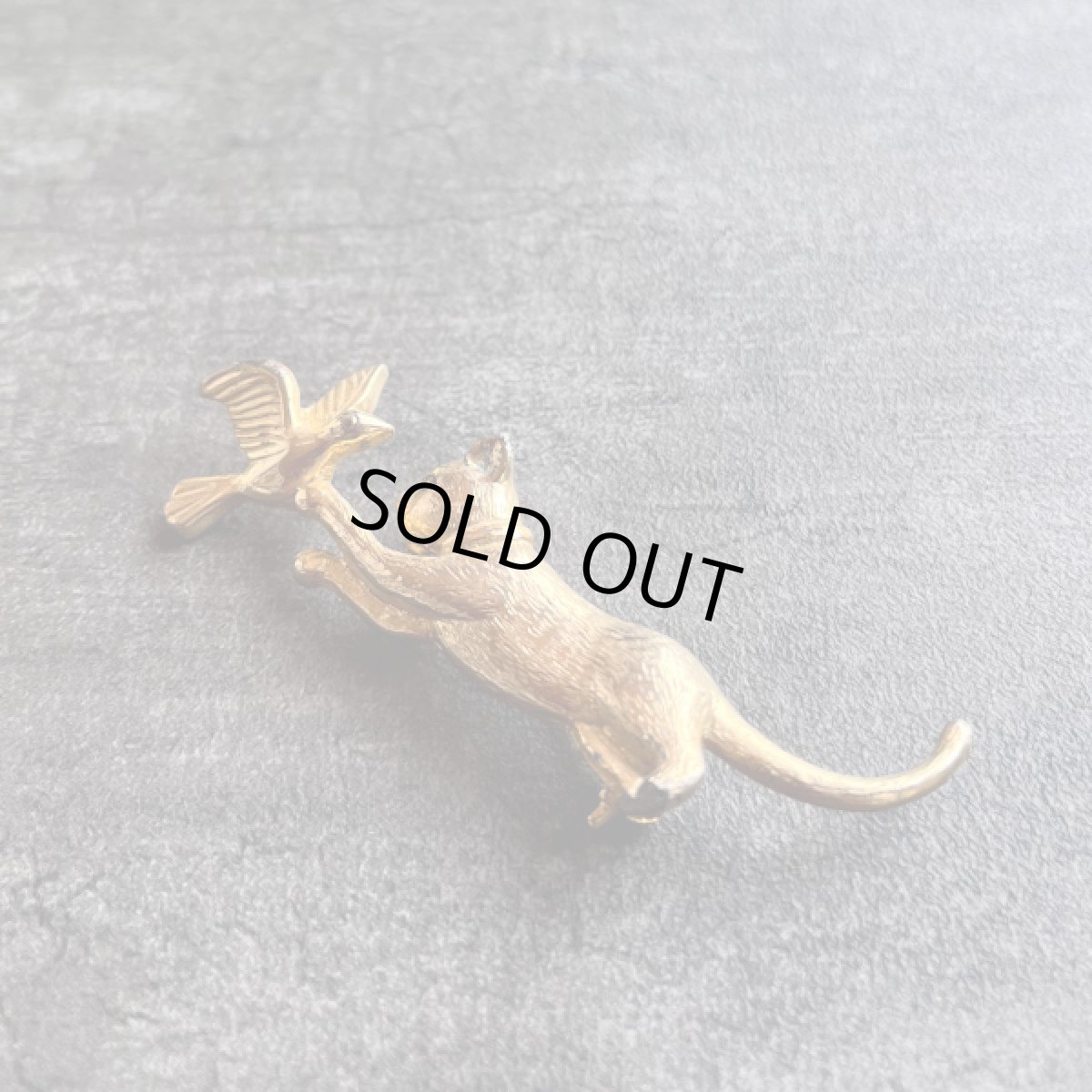 画像3: 【アウトレット】アメリカ 『そっと触れる、やさしい時間』猫と鳥アンティークブローチ CAT Brooch  (3)