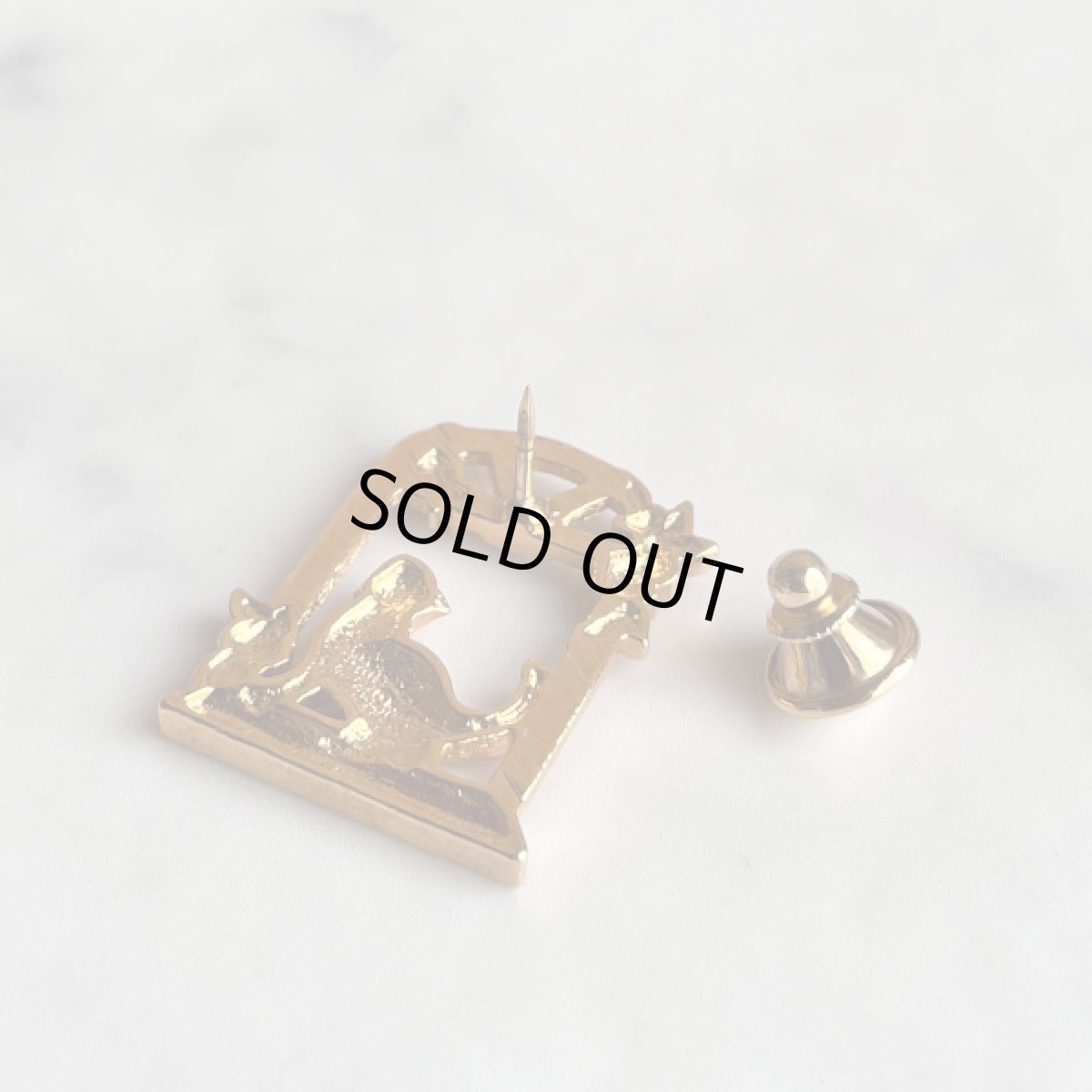 画像9: アメリカ「窓辺のバラと、猫とネズミの小さなおはなし」 ピンブローチ ゴールドトーン Brooch アンティークブローチ (9)