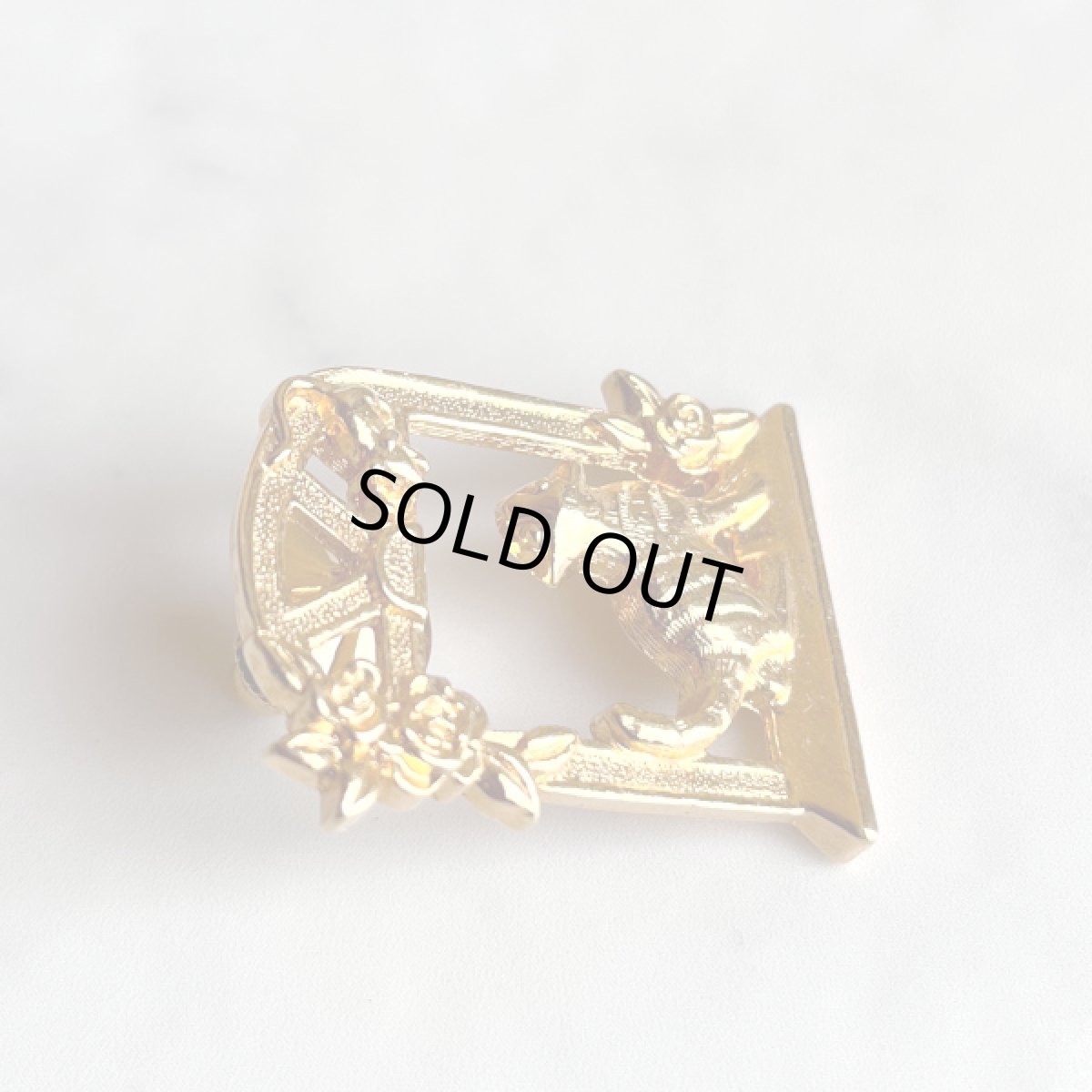 画像6: アメリカ「窓辺のバラと、猫とネズミの小さなおはなし」 ピンブローチ ゴールドトーン Brooch アンティークブローチ (6)