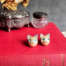 画像2: BETSEY JOHNSON 「静かなきらめきをまとった、小さな主役」ヴィンテージピアス 猫 (2)