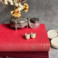 画像4: BETSEY JOHNSON 「静かなきらめきをまとった、小さな主役」ヴィンテージピアス 猫 (4)