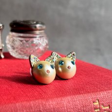 画像1: BETSEY JOHNSON 「静かなきらめきをまとった、小さな主役」ヴィンテージピアス 猫 (1)