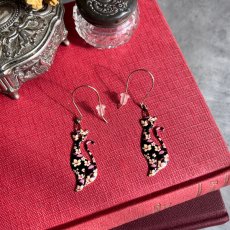 画像8: アメリカ ヴィンテージ「花の間を歩く影」猫シルエット ピアス エナメルフラワー 花柄  (8)