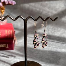 画像2: アメリカ ヴィンテージ「花の間を歩く影」猫シルエット ピアス エナメルフラワー 花柄  (2)