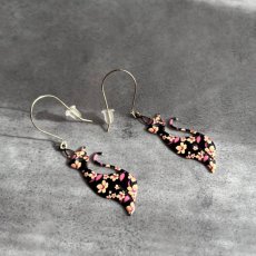 画像6: アメリカ ヴィンテージ「花の間を歩く影」猫シルエット ピアス エナメルフラワー 花柄  (6)