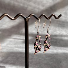 画像1: アメリカ ヴィンテージ「花の間を歩く影」猫シルエット ピアス エナメルフラワー 花柄  (1)