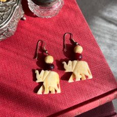 画像1: アメリカ ヴィンテージ「旅する象と、小さな祈り」 アイボリー象ピアス 象牙風 (1)