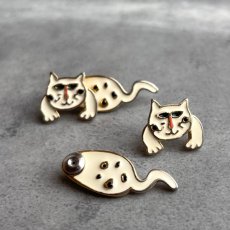 画像12: アメリカ ヴィンテージ「ひょっこり、耳もとからこんにちは」 エナメル ハンギング猫ピアス (12)