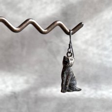 画像1: アメリカ 刻印９２５「ひとり静かに窓辺で」スターリングシルバー アンティーク シングル猫ピアス ねこ CAT シングル 片耳ピアス (1)
