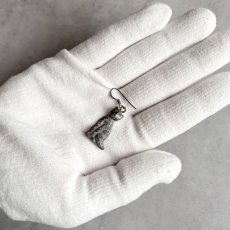 画像11: アメリカ 刻印９２５「ひとり静かに窓辺で」スターリングシルバー アンティーク シングル猫ピアス ねこ CAT シングル 片耳ピアス (11)