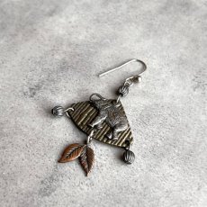 画像3: アメリカ ヴィンテージ「実りを運ぶ 小さな旅人」 シングル象ピアス ゾウ  健康 長寿シングル 片耳ピアス (3)