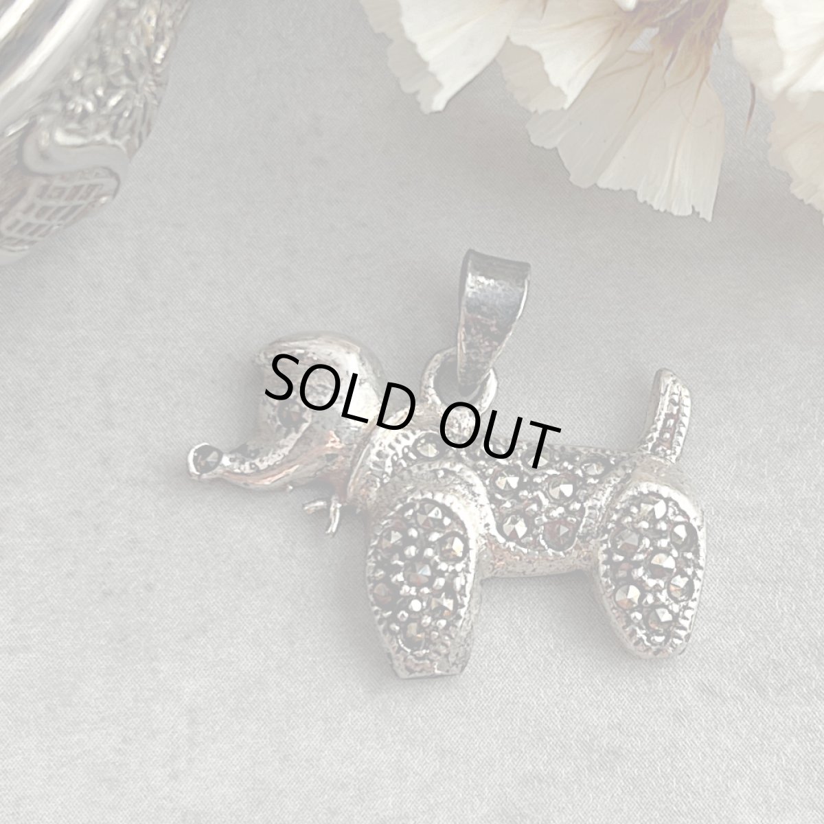 画像10: 英国 刻印925 シルバーチャーム 「忠誠と幸運を運ぶ、小さな銀の友」マルカジット 犬 ヴィンテージチャーム 魔除け お守り (10)