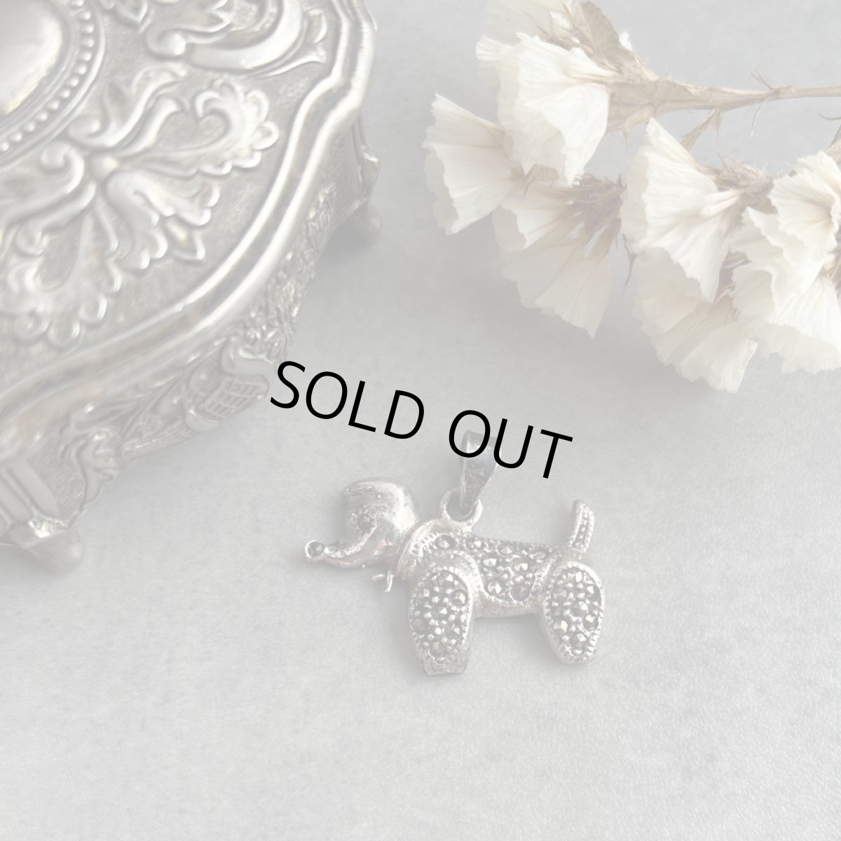 画像2: 英国 刻印925 シルバーチャーム 「忠誠と幸運を運ぶ、小さな銀の友」マルカジット 犬 ヴィンテージチャーム 魔除け お守り (2)