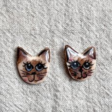 画像2: アメリカ ヴィンテージ「陽だまりの窓辺から」 愛らしいお顔のシャム猫ピアス　ハンドペイント (2)