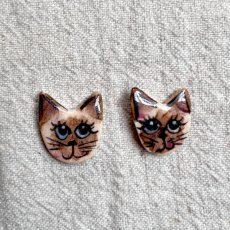 画像1: アメリカ ヴィンテージ「陽だまりの窓辺から」 愛らしいお顔のシャム猫ピアス　ハンドペイント (1)