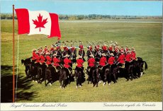 画像1: 海外ヴィンテージポストカード 王立カナダ騎馬警察 国旗 Royal Canadian Mounted Police 動物ハガキ 世界の絵葉書 カナダ (1)