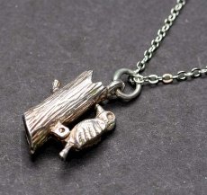 画像2: 〈SILVER〉動くキツツキ 可動式 「コツコツ、幸運を呼ぶ小さなキツツキ 」ヴィンテージシルバーチャームネックレス  (2)