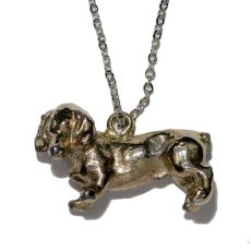 画像1: 〈イギリス〉小さなしあわせを運ぶダックスフント 犬 チャーム ペンダントネックレス ヴィンテージジュエリー (1)