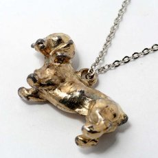 画像2: 〈イギリス〉小さなしあわせを運ぶダックスフント 犬 チャーム ペンダントネックレス ヴィンテージジュエリー (2)