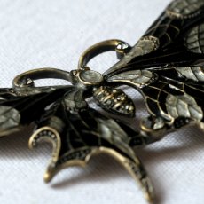 画像6: 英国 ヴィンテージブローチ「銀の羽を纏う黒の妖精」 穀町の銀色の羽が輝くお守り ちょうちょ 昆虫アクセサリー (6)