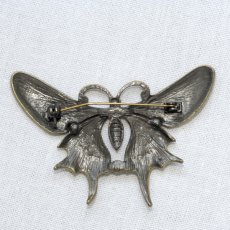 画像3: 英国 ヴィンテージブローチ「銀の羽を纏う黒の妖精」 穀町の銀色の羽が輝くお守り ちょうちょ 昆虫アクセサリー (3)