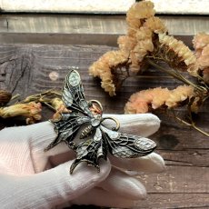画像17: 英国 ヴィンテージブローチ「銀の羽を纏う黒の妖精」 穀町の銀色の羽が輝くお守り ちょうちょ 昆虫アクセサリー (17)