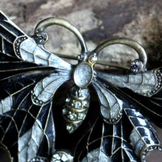 画像8: 英国 ヴィンテージブローチ「銀の羽を纏う黒の妖精」 穀町の銀色の羽が輝くお守り ちょうちょ 昆虫アクセサリー (8)