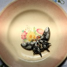 画像4: 英国 ヴィンテージブローチ「銀の羽を纏う黒の妖精」 穀町の銀色の羽が輝くお守り ちょうちょ 昆虫アクセサリー (4)
