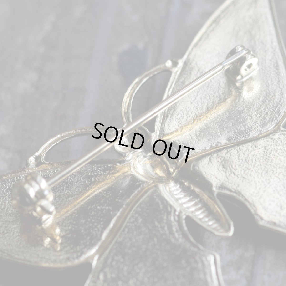 画像12: 英国 ヴィンテージブローチ「変わりゆく世界で、羽をひらく」蝶々 輝くオパールシェル チョウチョ 昆虫アクセサリー (12)