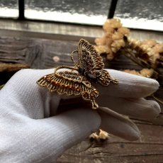 画像2: 英国 蝶々 ヴィンテージブローチ「願いを照らす、琥珀色の羽」 蝶モチーフ バタフライ 昆虫アクセサリー (2)
