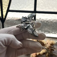 画像15: 英国 ヴィンテージブローチ「銀の羽を纏う黒の妖精」 穀町の銀色の羽が輝くお守り ちょうちょ 昆虫アクセサリー (15)