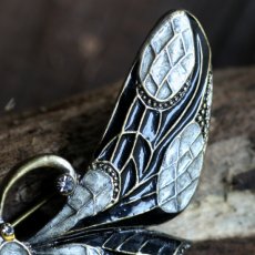 画像12: 英国 ヴィンテージブローチ「銀の羽を纏う黒の妖精」 穀町の銀色の羽が輝くお守り ちょうちょ 昆虫アクセサリー (12)