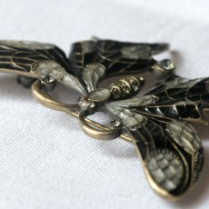 画像5: 英国 ヴィンテージブローチ「銀の羽を纏う黒の妖精」 穀町の銀色の羽が輝くお守り ちょうちょ 昆虫アクセサリー (5)