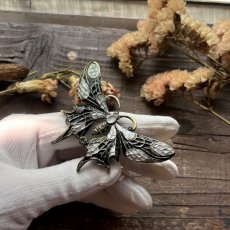 画像16: 英国 ヴィンテージブローチ「銀の羽を纏う黒の妖精」 穀町の銀色の羽が輝くお守り ちょうちょ 昆虫アクセサリー (16)