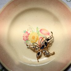 画像25: 英国ヴィンテージ「青の記憶を紡ぐ羽音」美しいデザインブローチ アールデコスタイル  英国ブルー クリスタル (25)