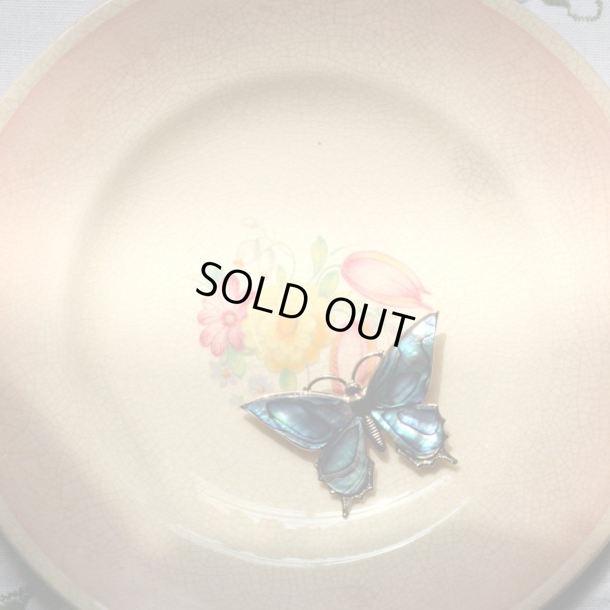 画像5: 英国 ヴィンテージブローチ「変わりゆく世界で、羽をひらく」蝶々 輝くオパールシェル チョウチョ 昆虫アクセサリー (5)