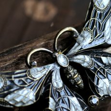 画像13: 英国 ヴィンテージブローチ「銀の羽を纏う黒の妖精」 穀町の銀色の羽が輝くお守り ちょうちょ 昆虫アクセサリー (13)