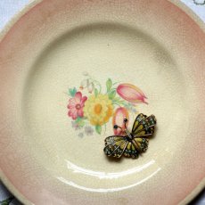画像18: 英国 「陽だまりの風に乗って届く、小さな祝福」ダマスカスカラー アゲハ蝶ヴィンテージブローチ 蝶モチーフ バタフライ 昆虫アクセサリー (18)
