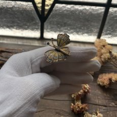 画像17: 英国 「陽だまりの風に乗って届く、小さな祝福」ダマスカスカラー アゲハ蝶ヴィンテージブローチ 蝶モチーフ バタフライ 昆虫アクセサリー (17)