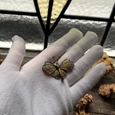 画像16: 英国 「陽だまりの風に乗って届く、小さな祝福」ダマスカスカラー アゲハ蝶ヴィンテージブローチ 蝶モチーフ バタフライ 昆虫アクセサリー (16)