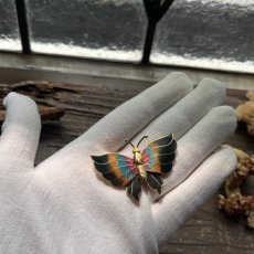 画像15: 英国 「色彩の詩（うた）をまとった旅人」蝶々 ヴィンテージブローチ  バタフライ 昆虫アクセサリー (15)